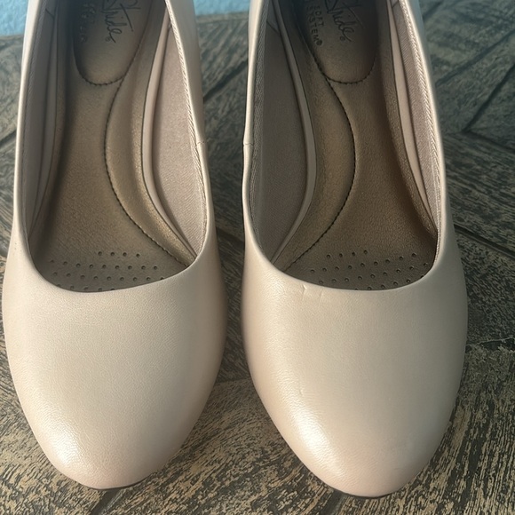 Life Stride Tan Heels Elegant Comfort - Picture 12 of 13